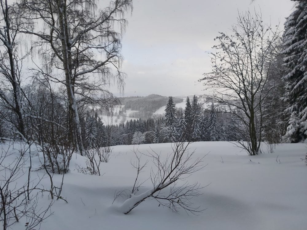 Jeseníky hlásí 15 centimetrů sněhu. Záchranáři tam v noci u Ovčárny hledali pár turistů v lehkém oblečení