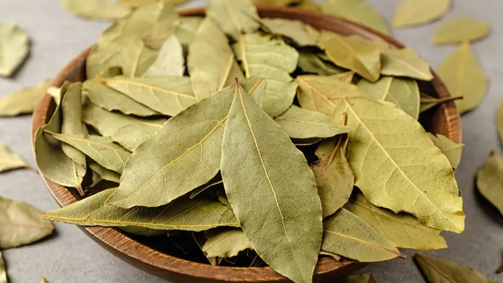 Bobkový list v mouce: staletý trik, který spolehlivě zažene potravinové moly.