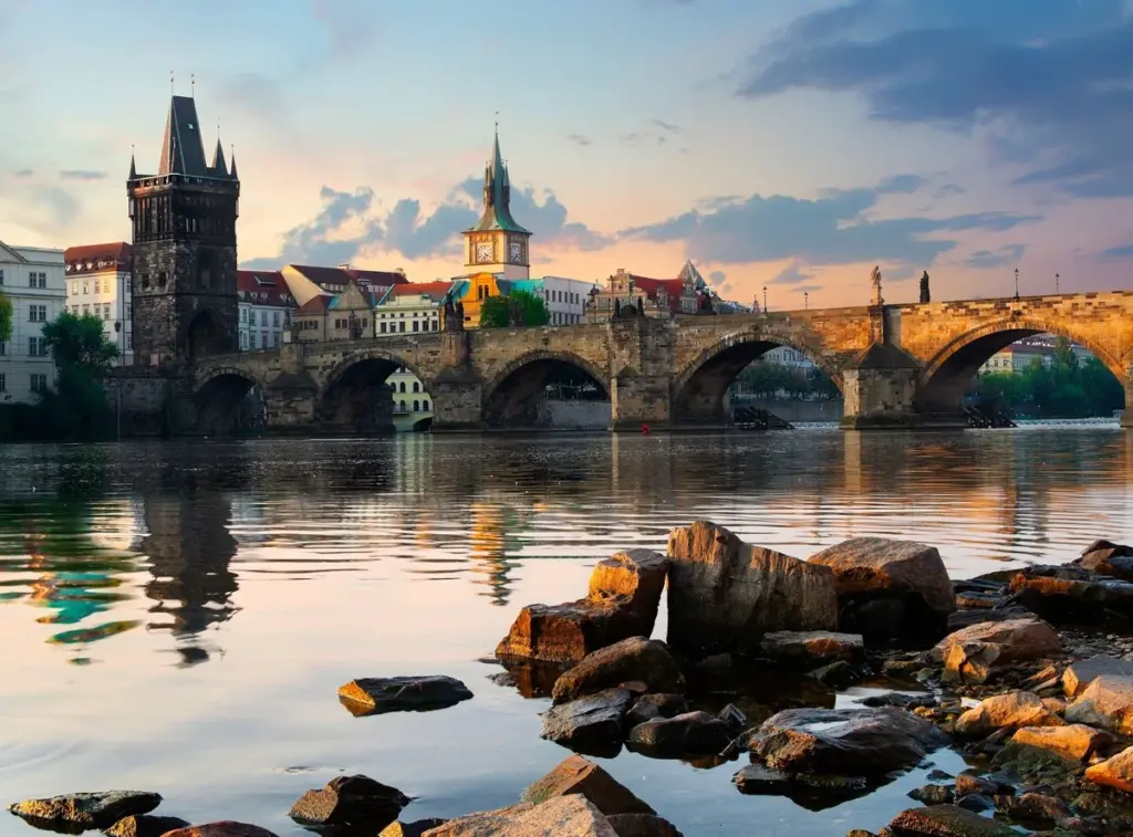 Historici odhalují: nejčastější mýtus o Karlově mostě, kterému všichni věří.