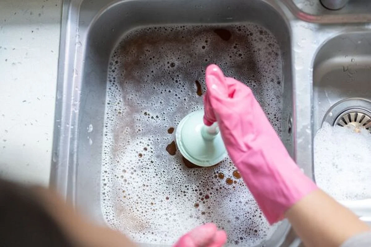 Instalatéři prozrazují: nikdy nedávejte ocet do odpadů z tohoto důvodu - image 1