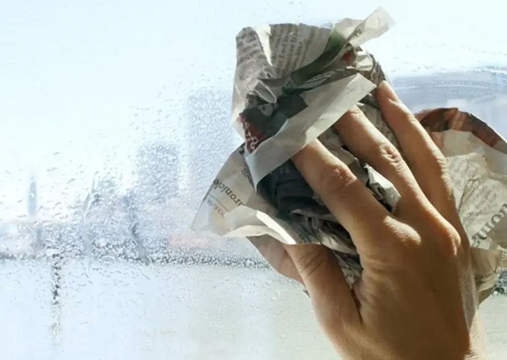 Noviny na špinavá okna? Fyzikální fakt: Proč fungují lépe než moderní čističe.