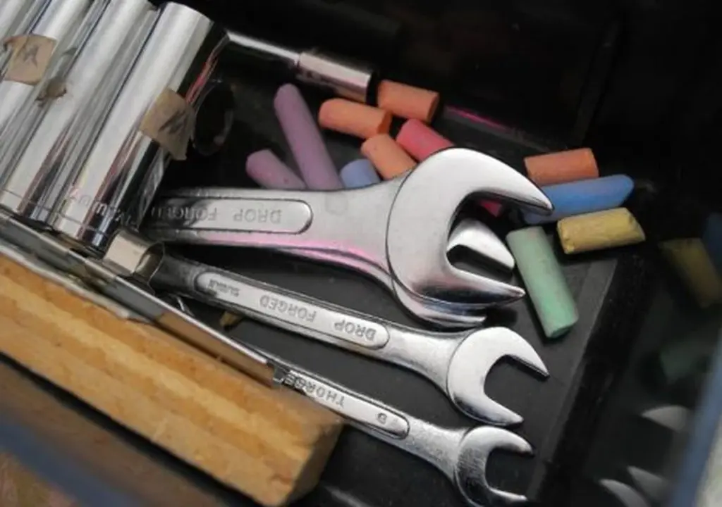 Obyčejná křída v šuplíku s nástroji zabrání rezavění - profesionální trik.