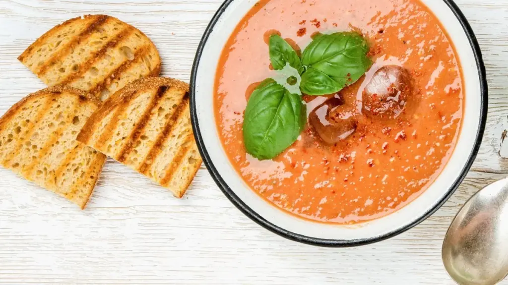 Šéfkuchaři prozrazují proč vždy přidávají led do rajčatové polévky