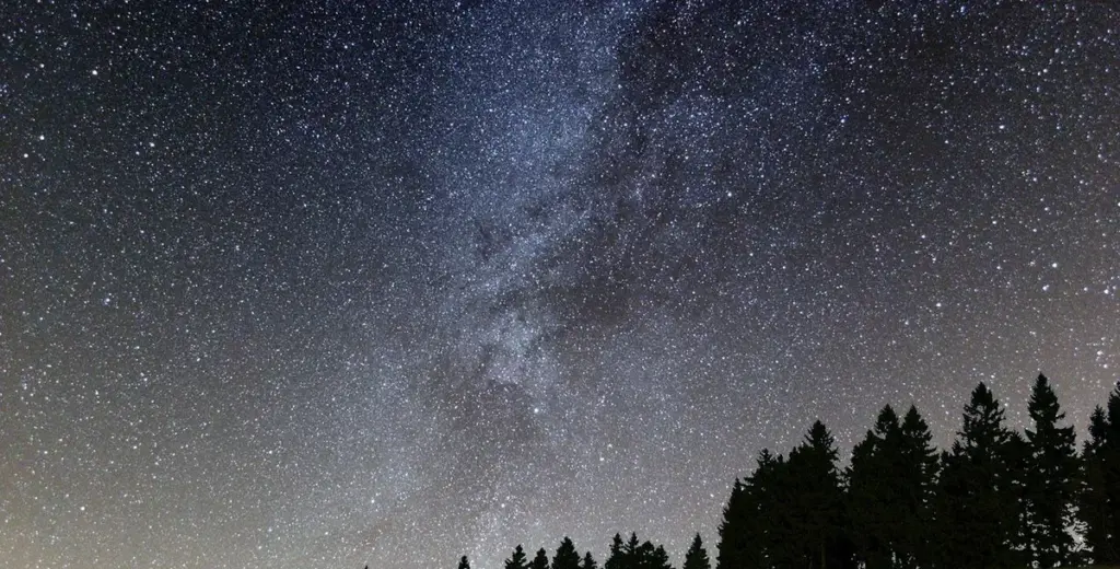 Astronomové odhalují: nejlepší čas v roce 2023 pro pozorování hvězd v Česku.