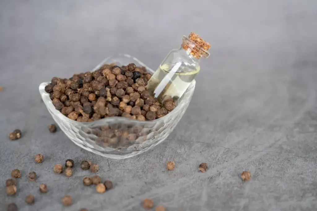 Černý pepř na květiny? Objevte, jak zabraňuje škůdcům bez chemikálií.