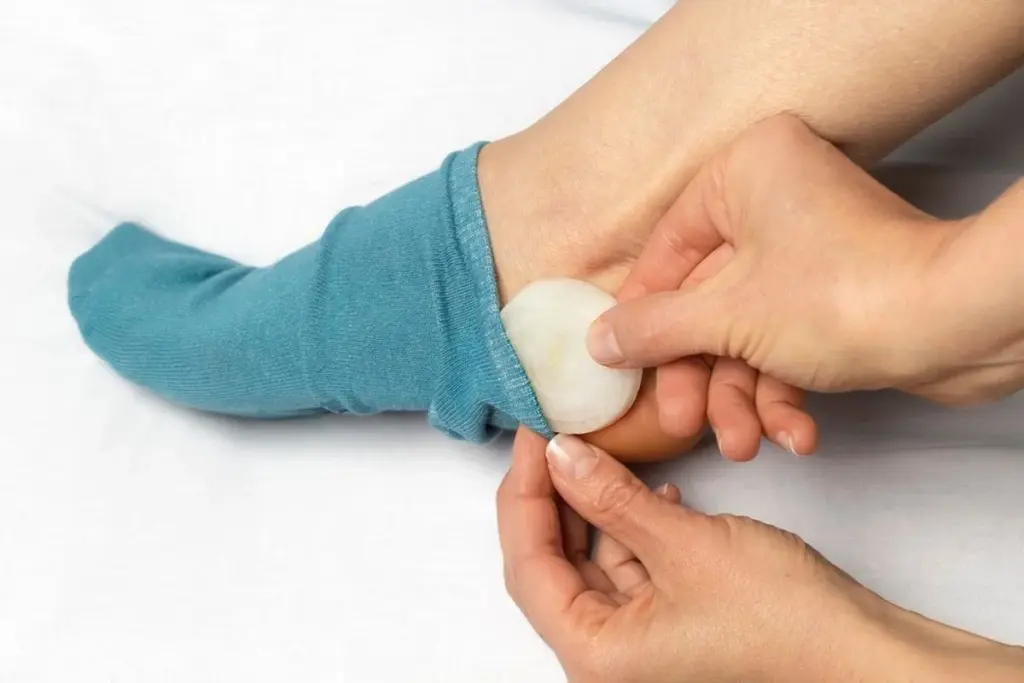 Česnek v ponožce? Proč naši předkové věřili v jeho léčivou sílu během spánku.