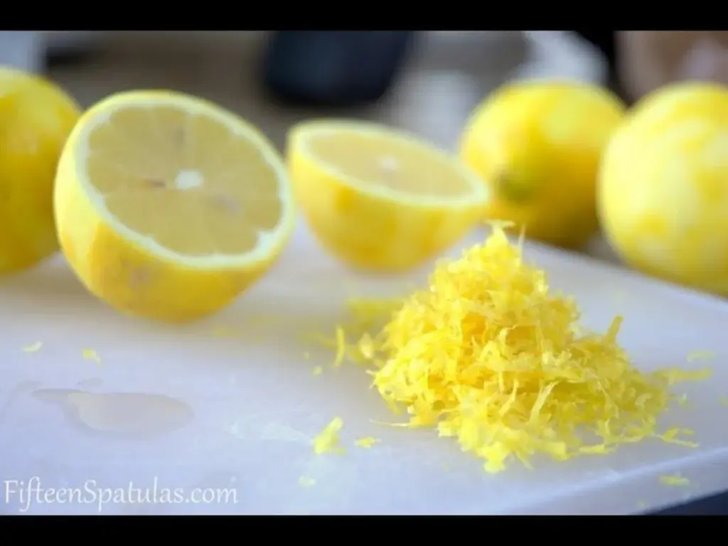 Citronová kůra v mrazničce? Jak tento trik používají šéfkuchaři pro lepší chuť.