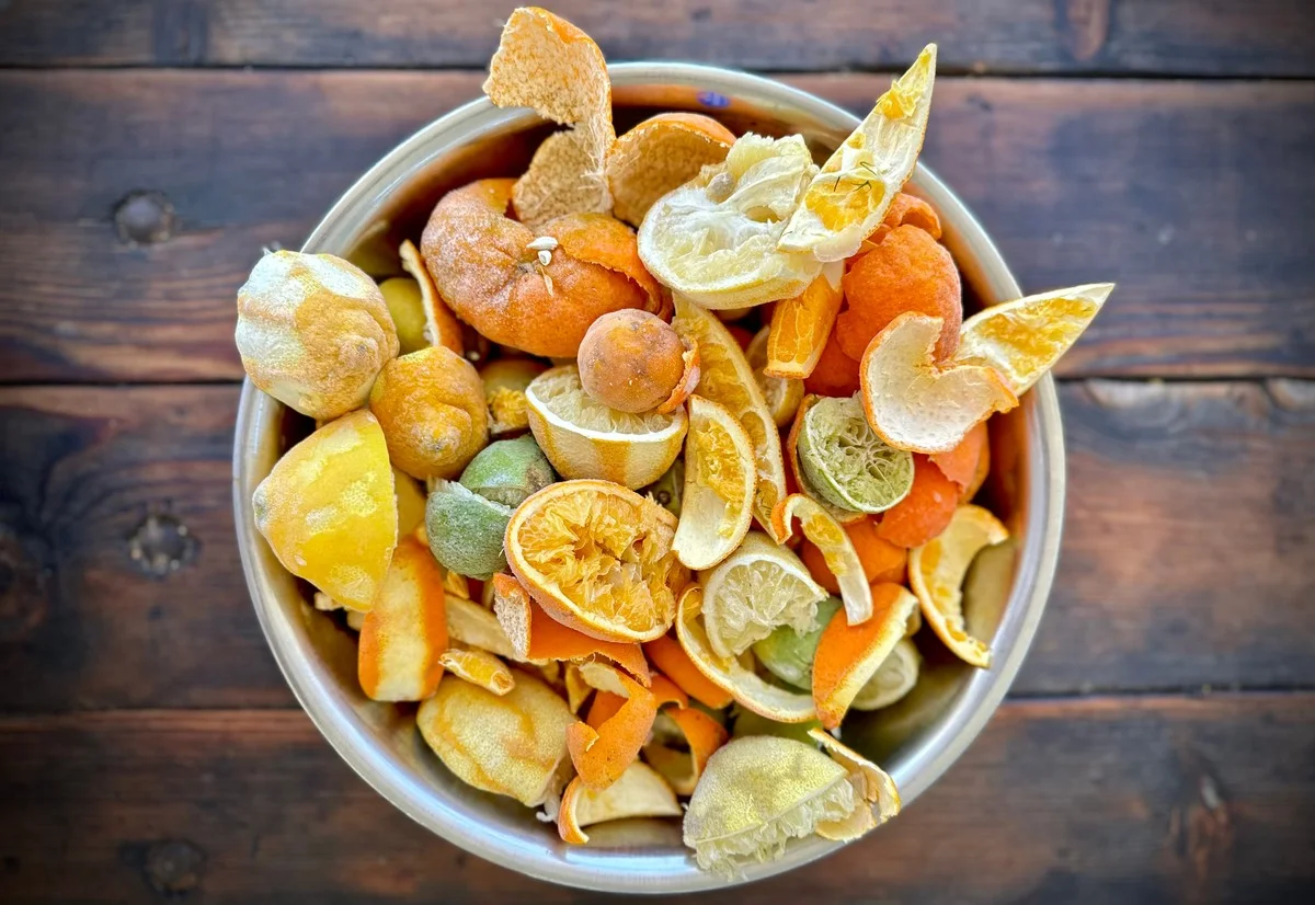 Citronová kůra v myčce: Zářivé nádobí bez chemikálií - image 2