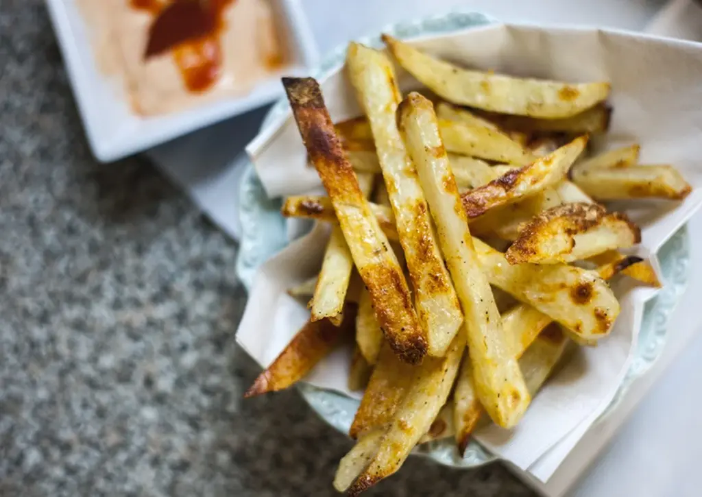 Co kuchaři dělají s bramborami před smažením? Tajemství křupavých hranolek