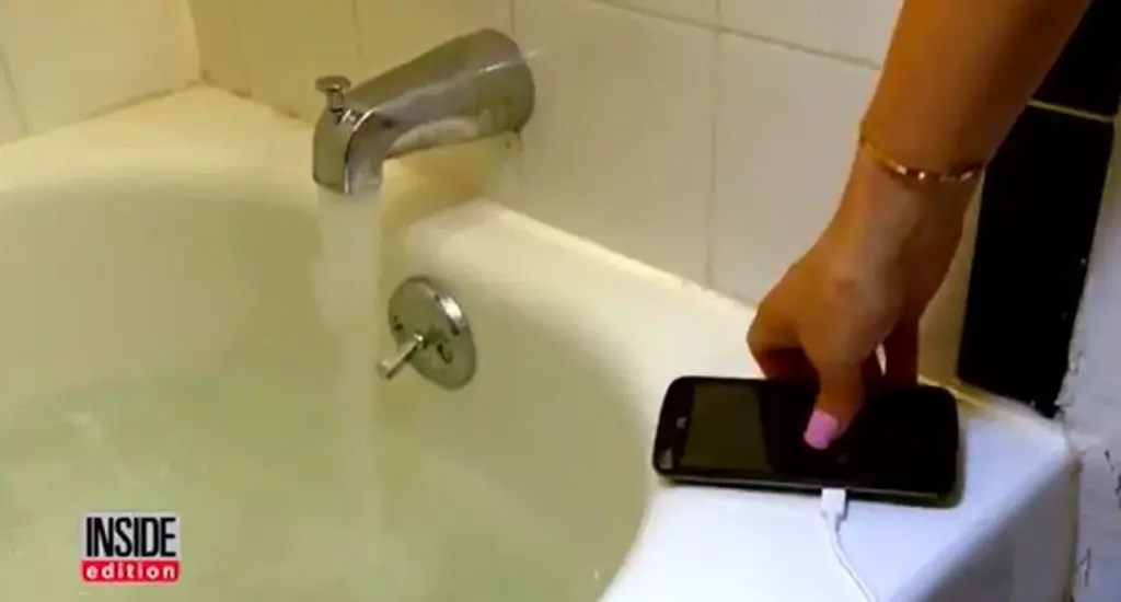 Elektrikáři varují: Nabíjení telefonu v koupelně zkracuje jeho životnost o roky.