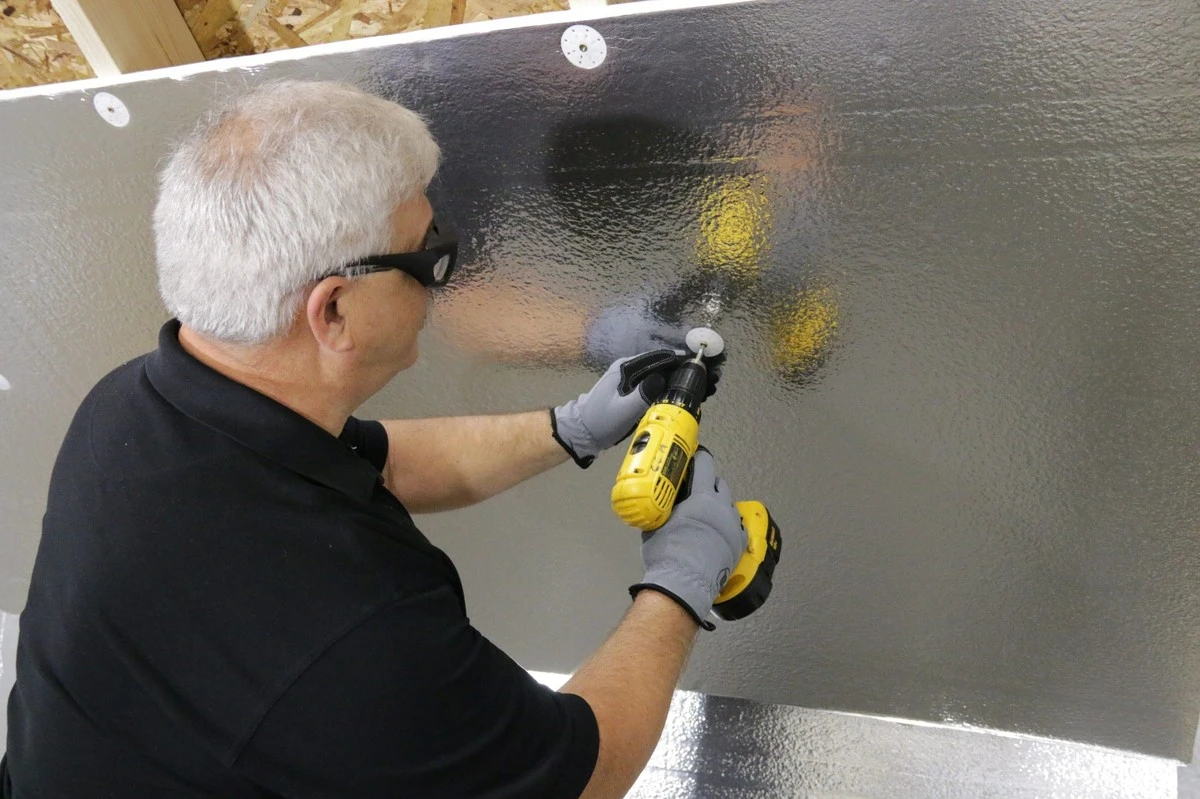 Hliníková fólie za radiátorem: Jednoduchý trik pro snížení účtů za topení o 15% - image 2