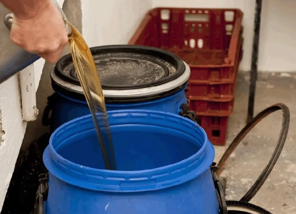 Instalatéři prosí: Nikdy nevylévejte tento olej do odpadu