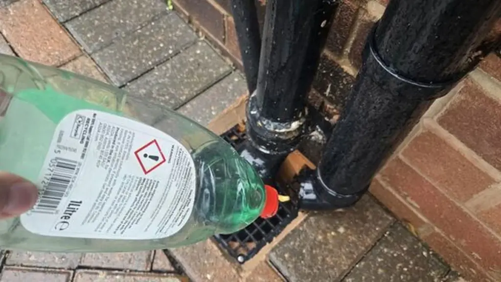 Instalatéři varují: Nikdy nelijte ocet do těchto typů odpadů