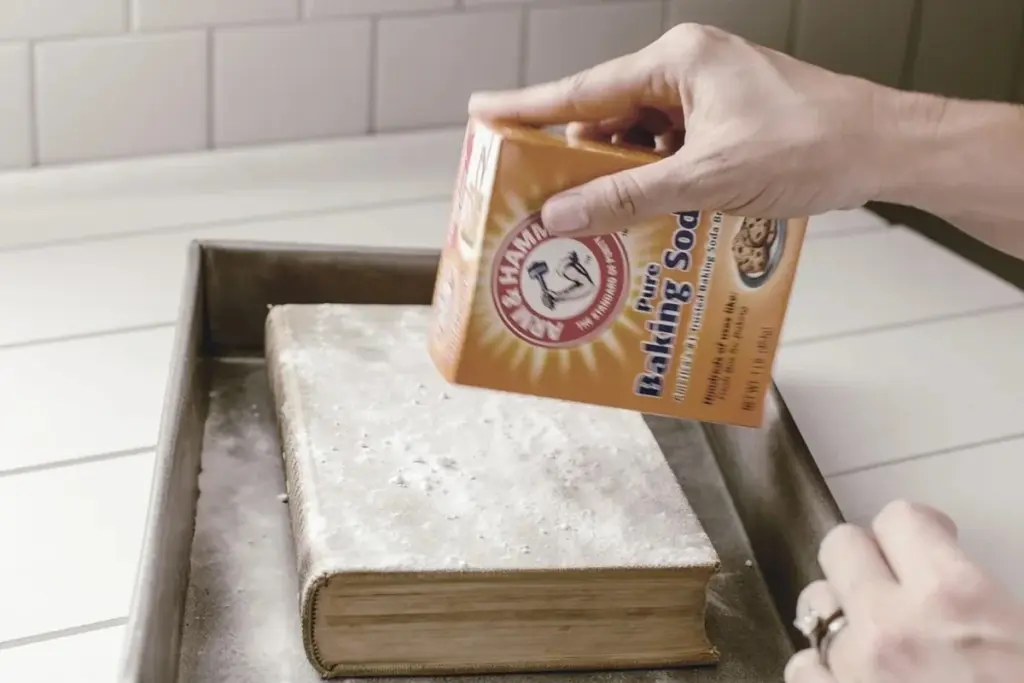 Jedlá soda v knihovně? Proč odstraňuje zápach ze starých knih o 90%.