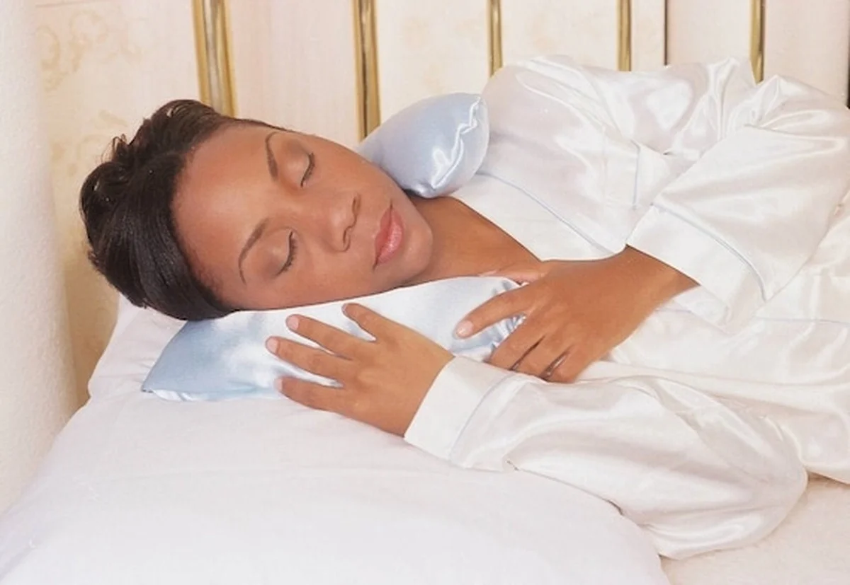 Kadeřníci prozrazují: Tento běžný zvyk v noci ničí vaše vlasy už po 40 dnech. - image 1