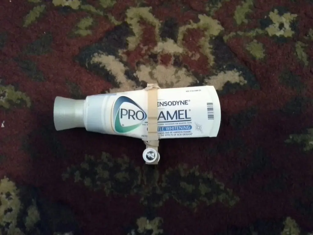 Kolíček na prádlo na tubě zubní pasty - jednoduchý trik pro dokonalé využití.