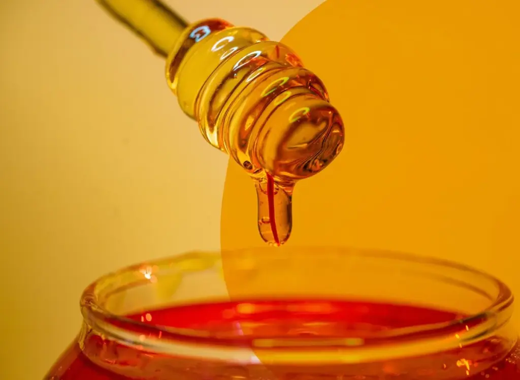 Lžička medu před spaním? Proč vědci tvrdí, že zlepšuje spánek o 40%.