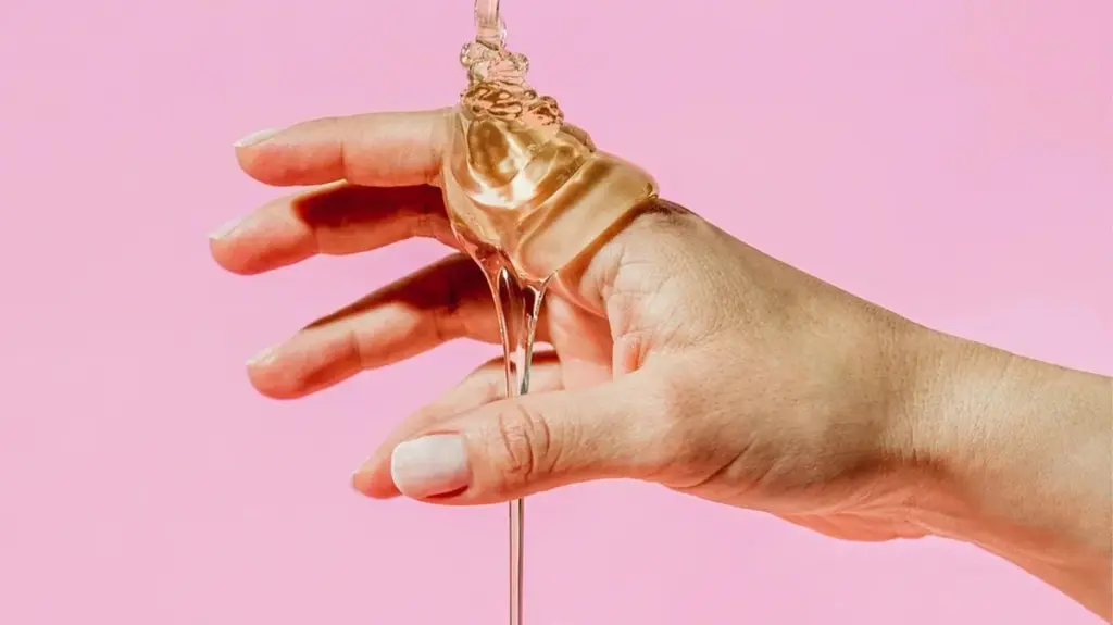 Med na popáleniny? Proč tradiční lék funguje lépe než moderní přípravky.