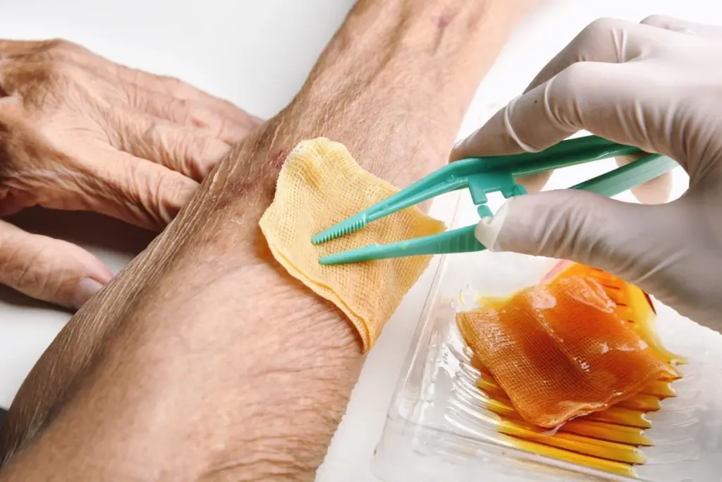 Med na ráně? Proč hojí rychleji než běžné léky a ušetří vám 200 Kč.