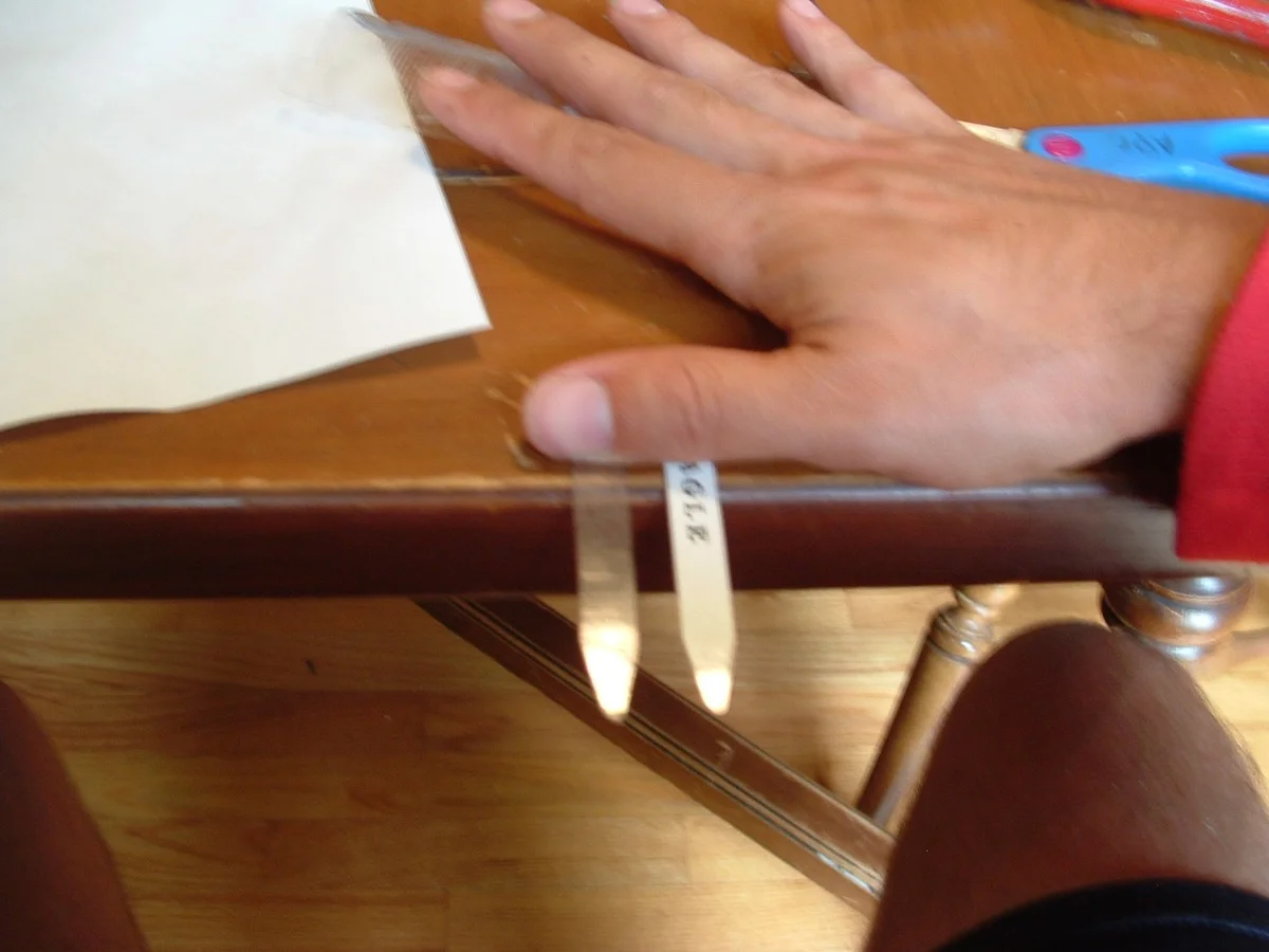 Použijte kancelářské sponky na šaty - geniální trik pro uchování tvaru límečku. - image 2