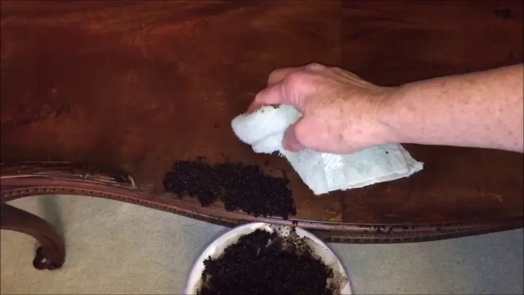 Použijte kávovou sedlinu na nábytek: Škrábance zmizí za 30 sekund