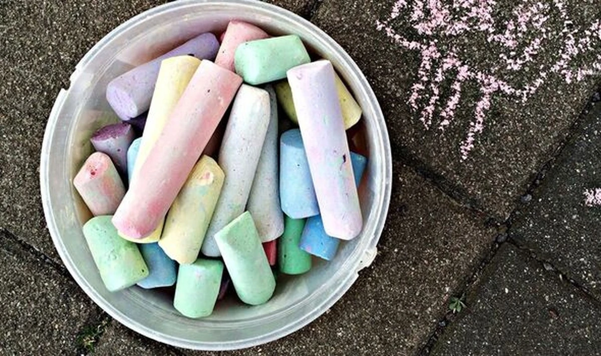 Pověste ponožku s křídou ve skříni: Zapomeňte na vlhkost a plíseň navždy - image 1