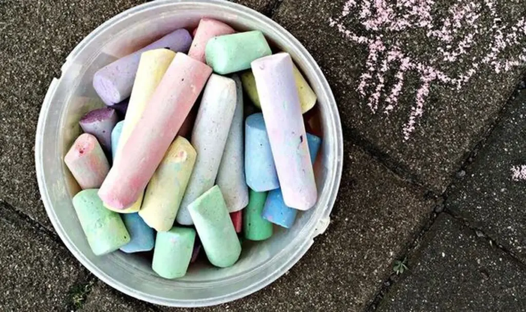 Proč dát kousek křídy do šuplíku s příbory? Starý trik proti korozi