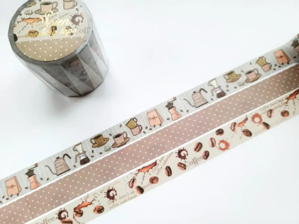 Proč lepit kávová zrna na lepící pásku? Geniální trik proti mouchám