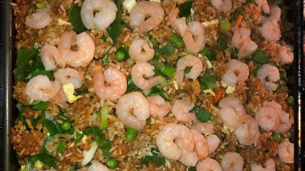 Proč šéfkuchaři vždy přidávají kostku ledu do smažené rýže