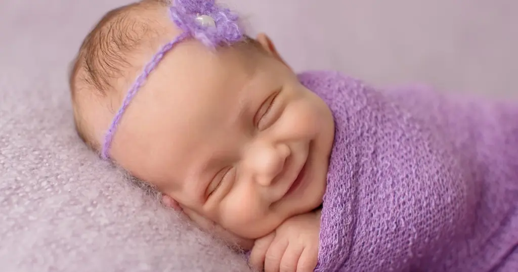 Proč se novorozenci usmívají ve spánku? Neurologický fakt, který dojímá vědce.