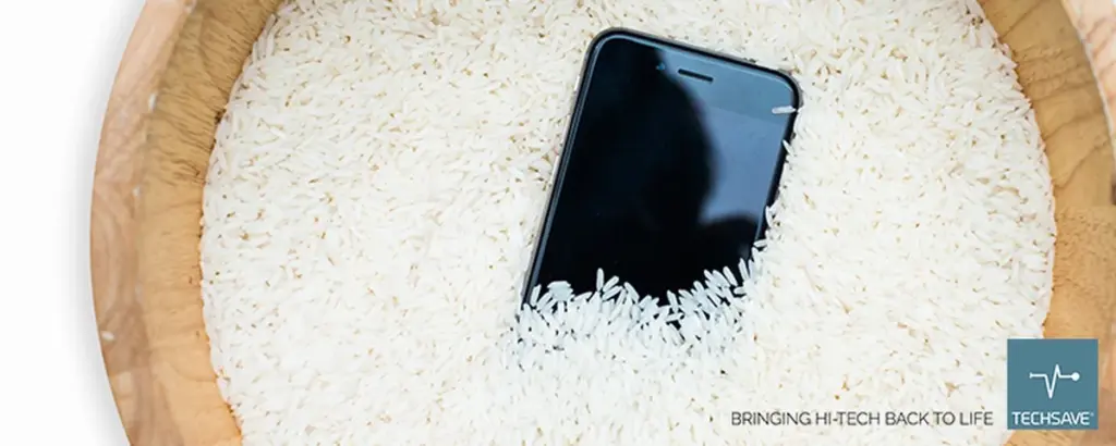 Stará ponožka a rýže: nejlevnější řešení proti vlhkosti v telefonu.