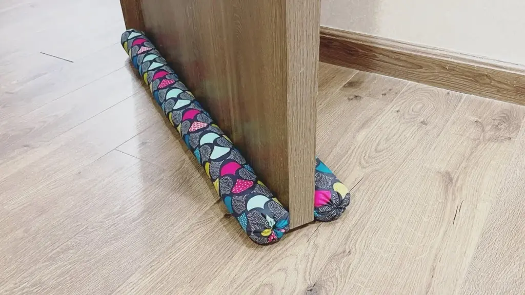 Svíčkový vosk a ponožky: Zimní trik našich babiček proti průvanu