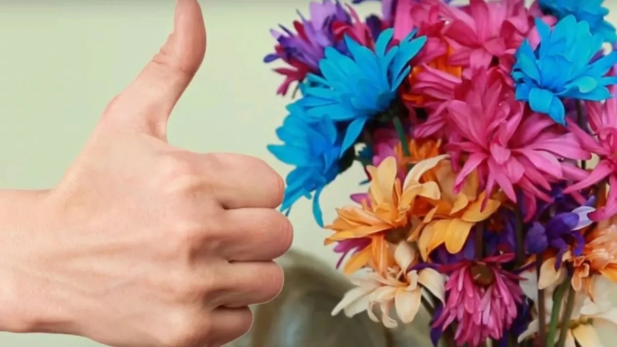 Vložte minci do vázy s květinami a prodlužte jejich životnost o týden - image 1