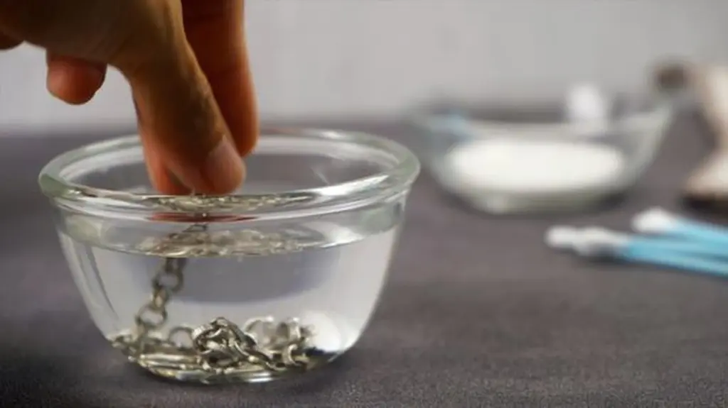 Zubní pasta na stříbro: Levný trik pro dokonalý lesk bez chemikálií.