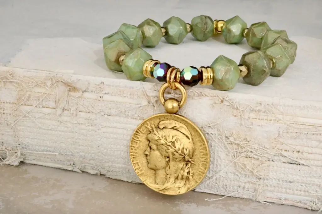 Historici odhalují: proč Češi historicky schovávali mince pod prahem.