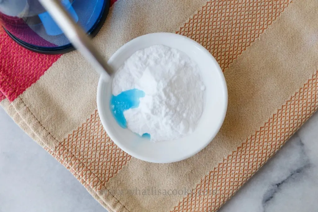 Jedlá soda v myčce: Proč nádobí září bez drahých tablet