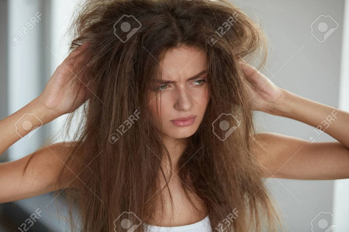 Kadeřníci varují: Tento běžný zvyk ničí vaše vlasy každé ráno - image 1