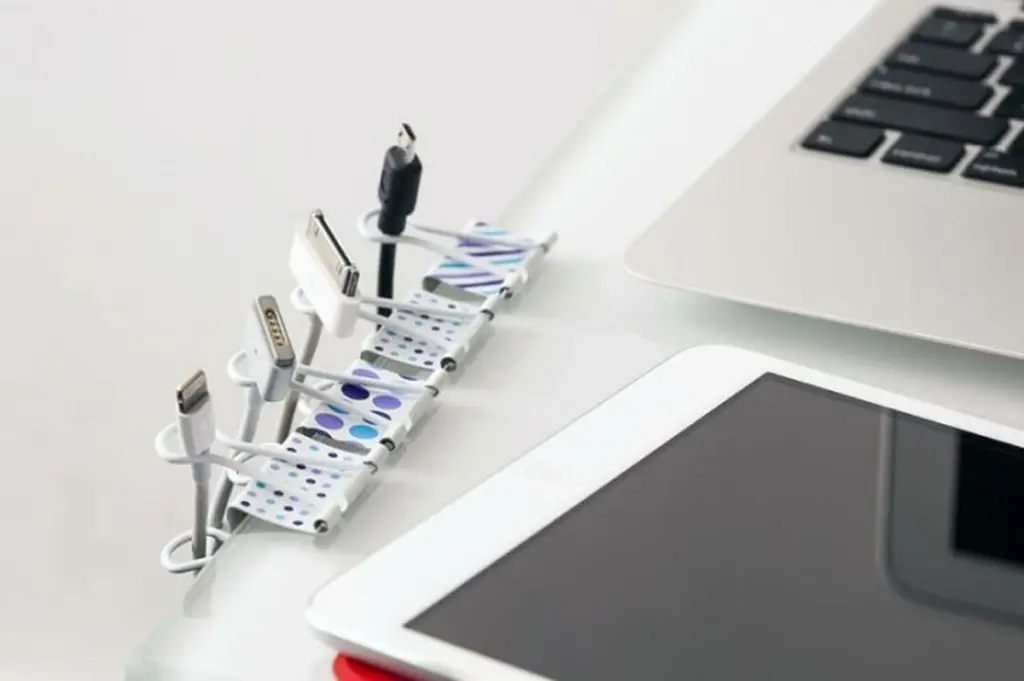 Kancelářské sponky na nabíjecím kabelu? Způsob, jak prodloužit jeho životnost 3x.