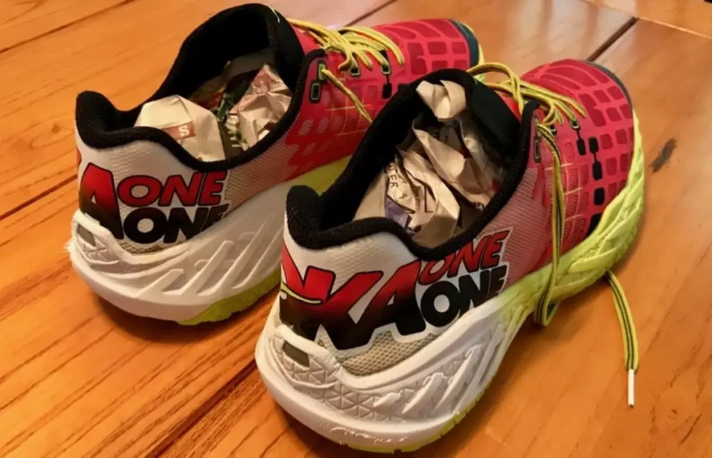 Novinový papír ve sportovní obuvi? Ranní běh bez zápachu zaručen.