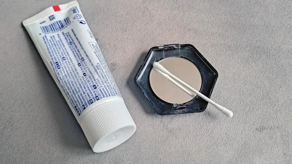 Obyčejná zubní pasta na zrcadle? Tento trik zabraňuje mlžení po celý týden.