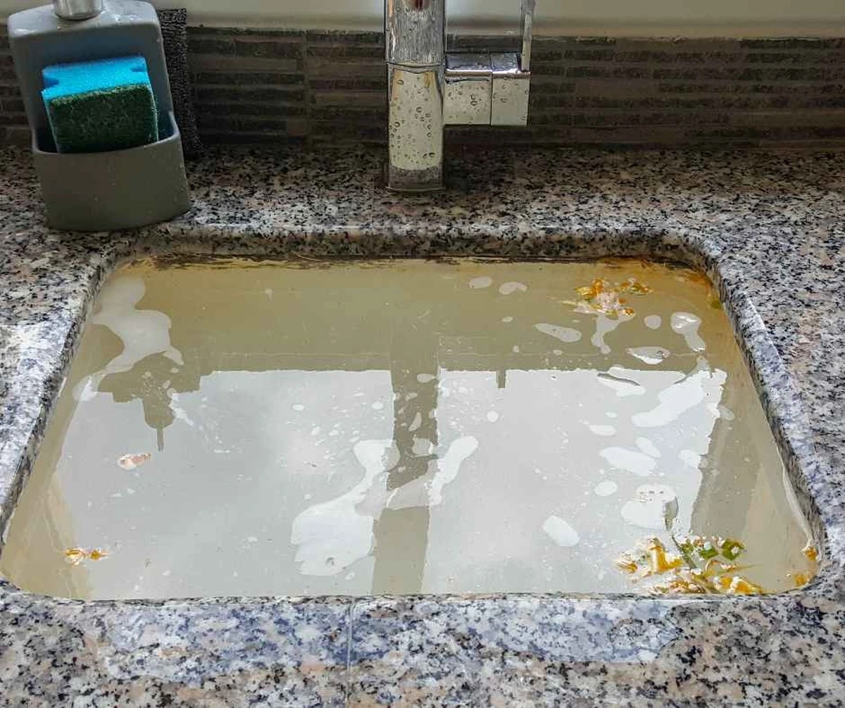 Ocet a jedlá soda: Proč tato kombinace vyčistí ucpaný odpad lépe než chemikálie - image 1