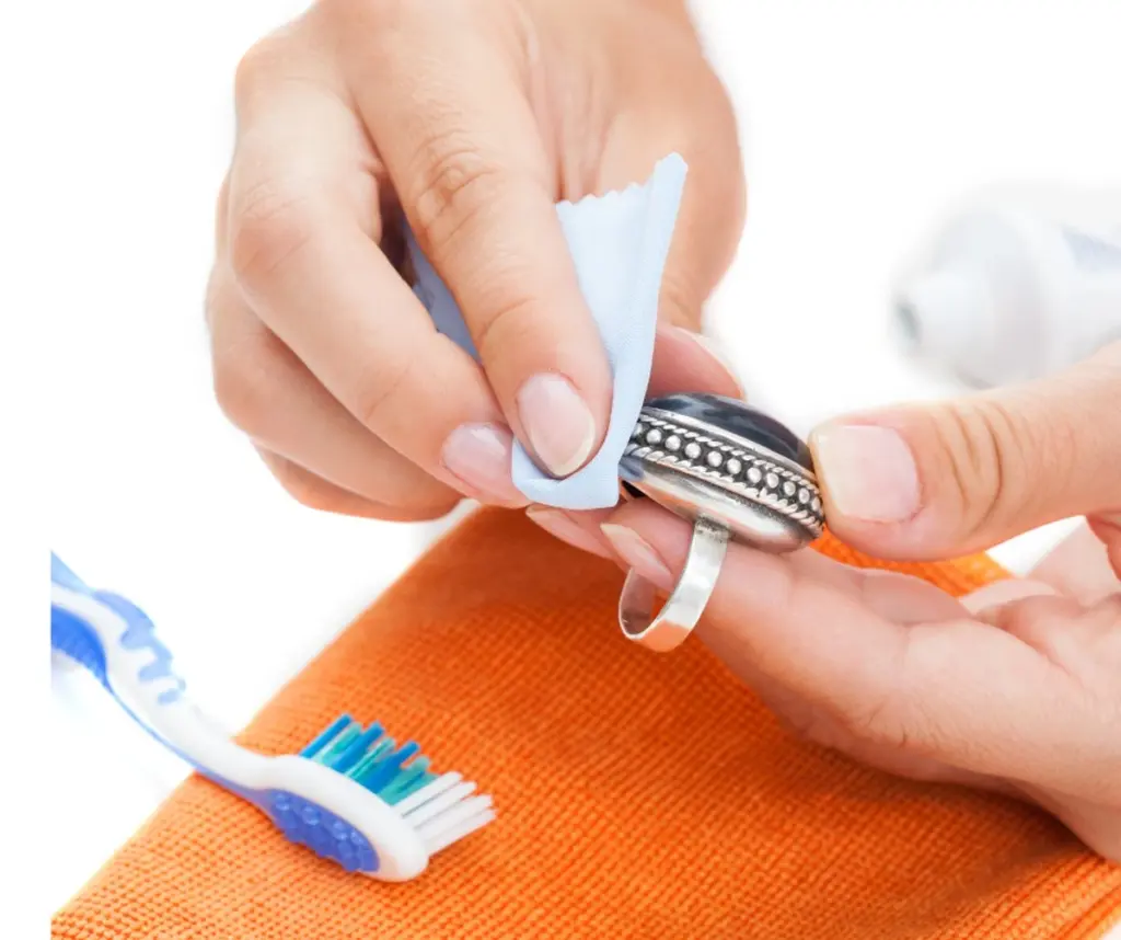 Použijte zubní pastu na zašlé stříbro: Chemický trik, který funguje okamžitě