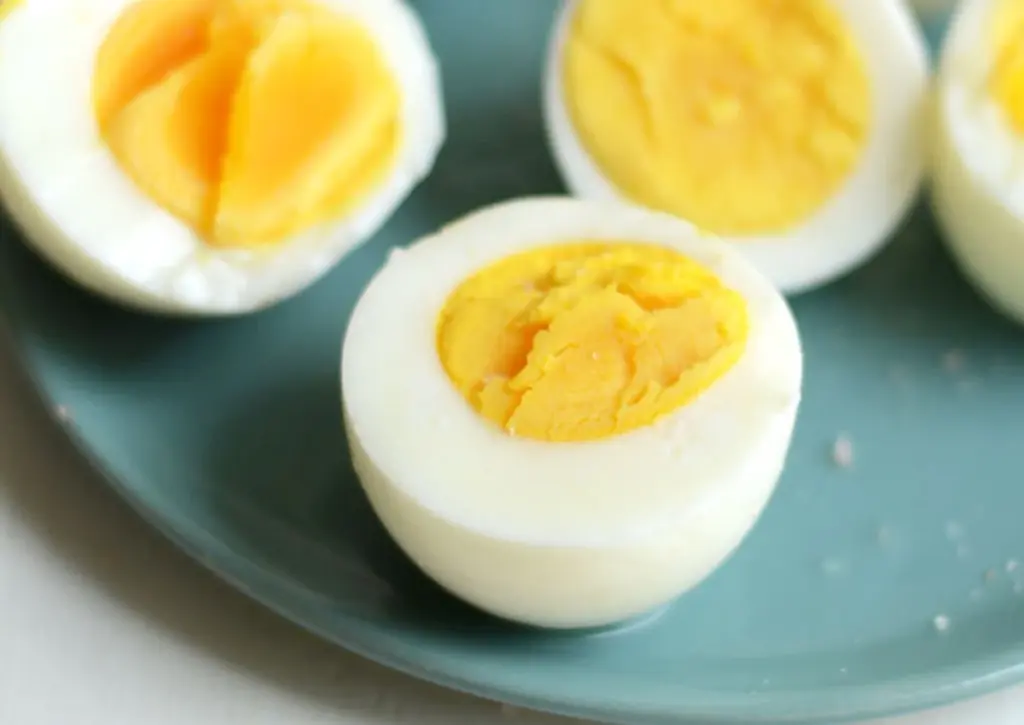 Proč šéfkuchaři vždy přidávají ocet do vroucích vajec