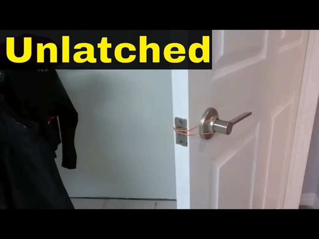 Vlasová gumička kolem dveřního kování: Geniální trik proti hlučnému bouchání